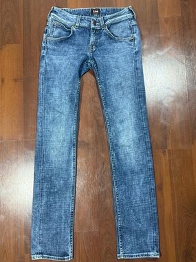 Lee Women’s Fits Them All Straight Leg Jeans. So fitting and good looking 👀
